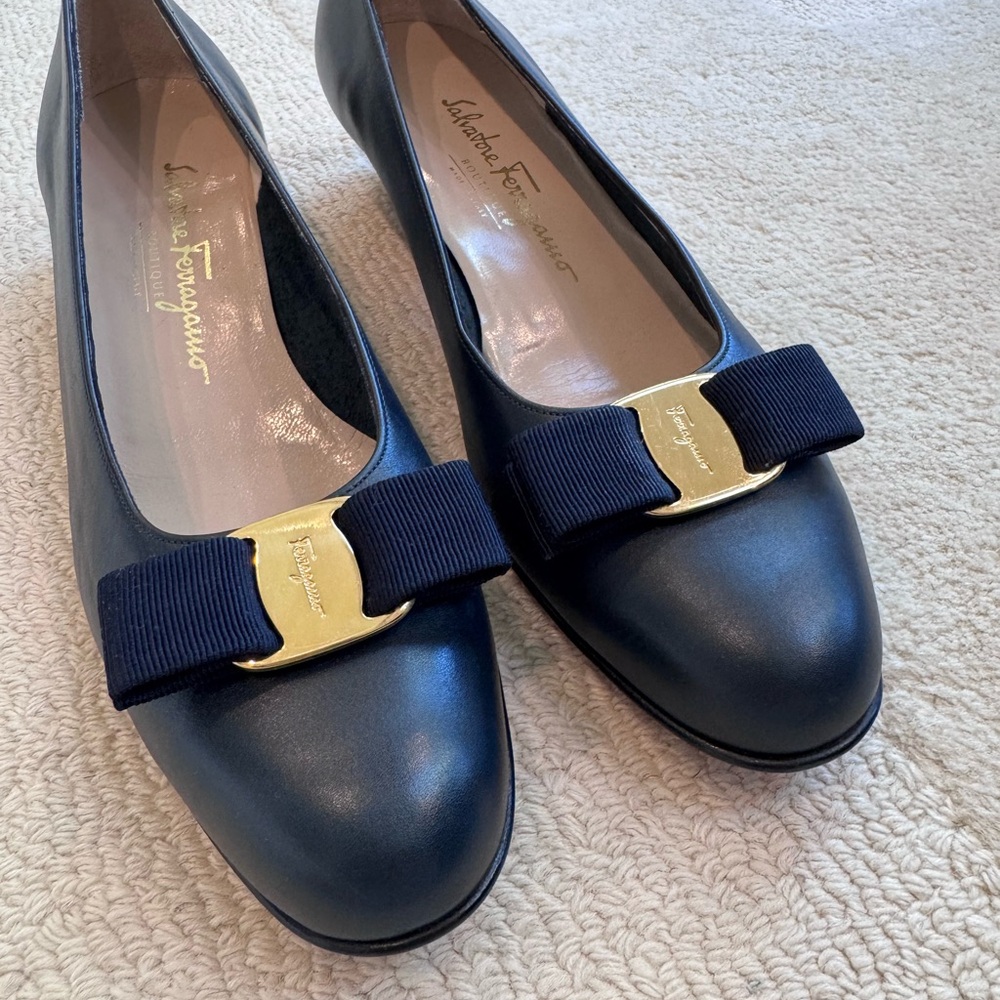 Salvatore Ferragamo Navy Leather Vara Shoes with Bow 9.5 Narrow Never Worn! - Picture 9 of 14